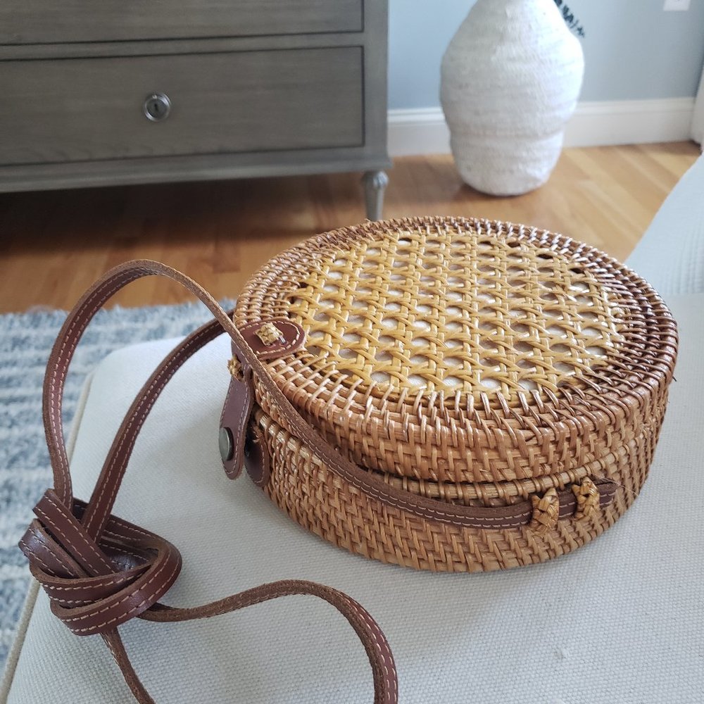 Cute woven crossbody, NWOT!